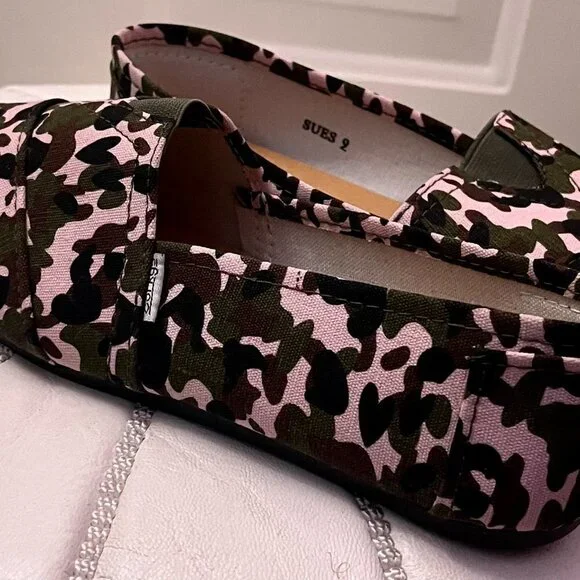 NWOT Corkys Pink Camo Print Canvas Slip On Flat Shoes Sz 9 - Picture 3 of 6